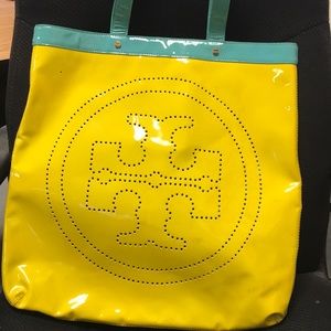 Tory Burch patent beach pool tote 🏖